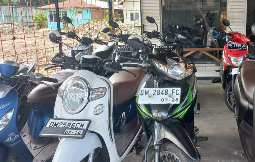 Motor bekas yang dijual di Jalan Jhon Aryo Katili, Kota Gorontalo.