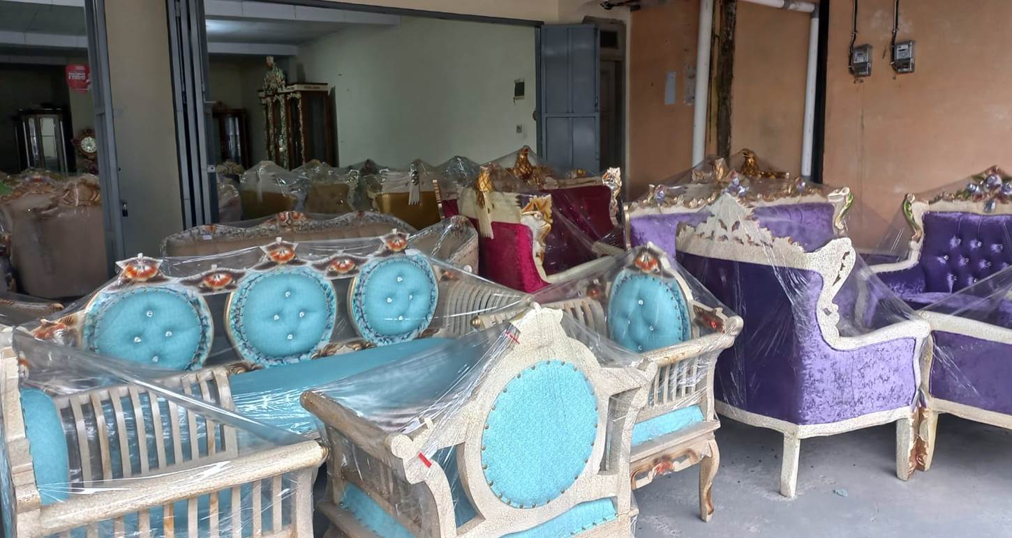 Beberapa kursi yang dijual di salah satu toko mebel. (Atika)