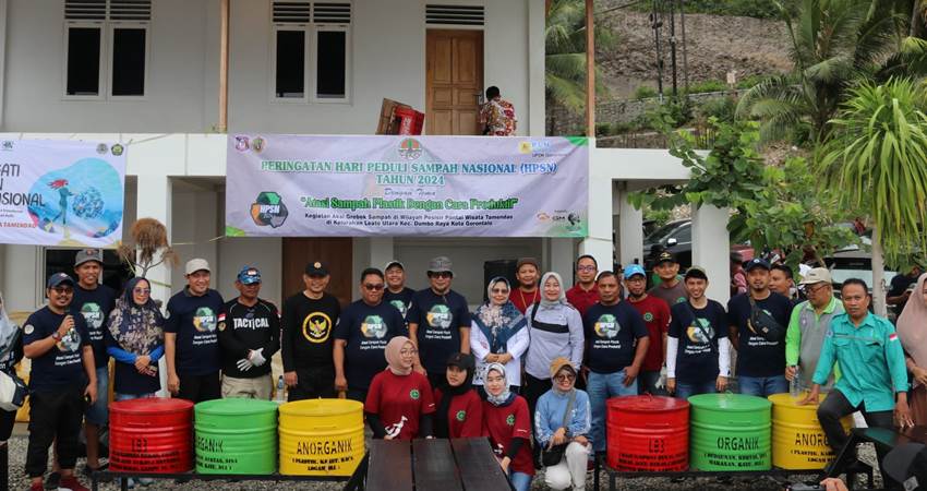 Usai melakukan aksi gerebek sampah, jajaran PLN NP UPDK Gorontalo melakukan foto bersama dengan pihak yang terlibat dalam aksi tersebut.
