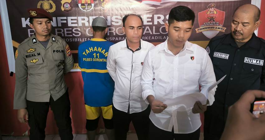 Polisi menunjukan tersangka AP, sang ayah cabul yang tega melakukan rudapaksa terhadap putrinya sendiri, saat konferensi pers, Senin (26/2).