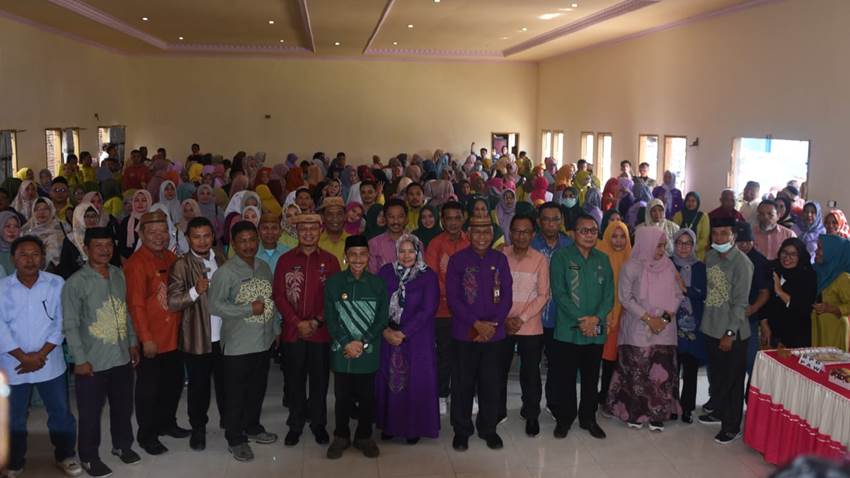 FOSE. Foto bersama Bupati Gorontalo Nelson Pomalingo dengan warga Di Isimu Utara