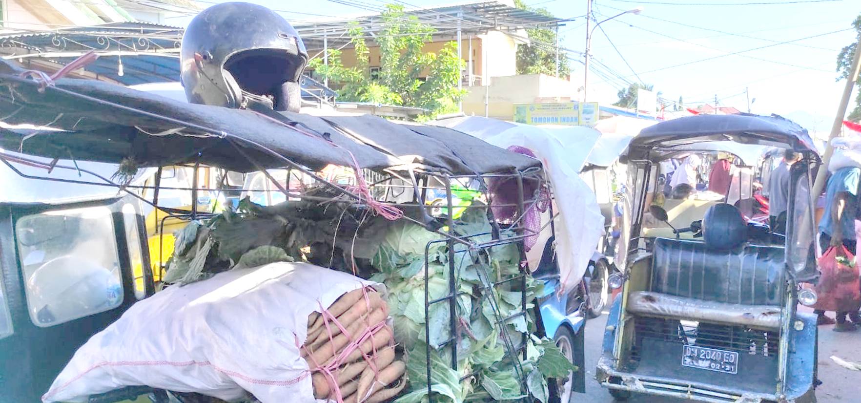 SEMRAWUT - Deretan bentor nampak diparkir sembarangan yang sudah memakan hampir separuh badan jalan Tondano khususnya di kawasan pasar terminal 42 Kota Gorontalo, Rabu (21/2/2024). (Foto: Roy/Gorontalo Post).