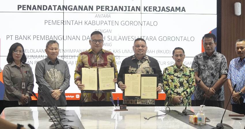 MoU. Bupati Gorontalo, Prof. Dr. Ir. Nelson Pomalingo, M.Pd, bersama Direktur Utama Bank Sulutgo, Revino M Pepah., melakukan Penandatanganan Mou.