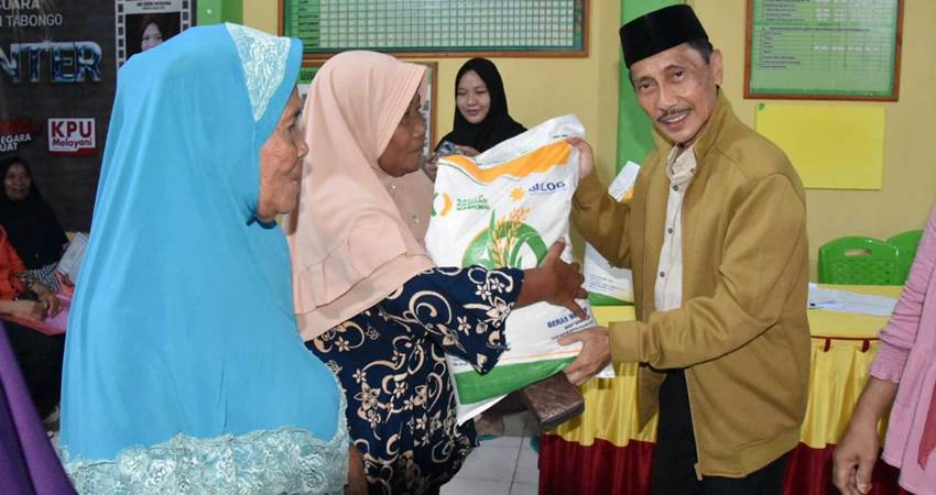SIMBOLIS. Bupati Gorontalo menyerahkan secaa simbolis bantuan CPP kepada warga Kecamatan Tabongo