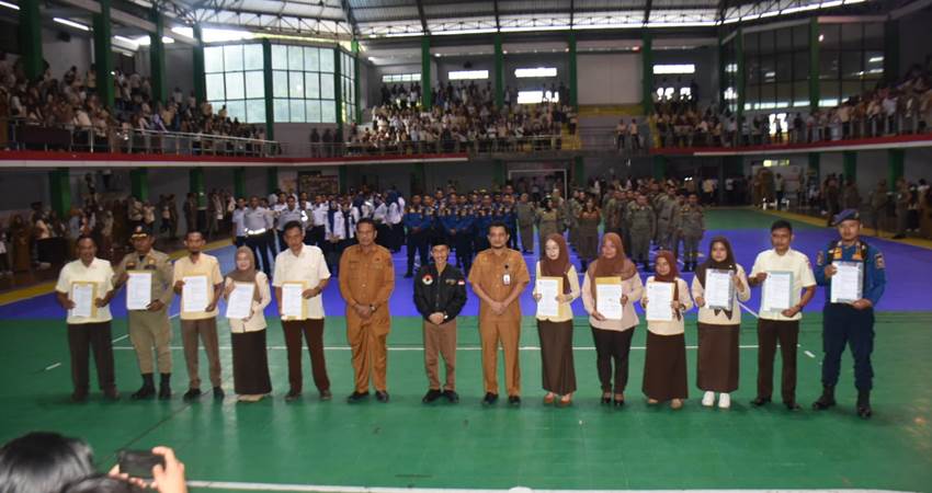 SIMBOLIS. Bupati Gorontalo Nelson Pomalingo saat foto bersama dengan para tenaga honorer seusai menerima SK.