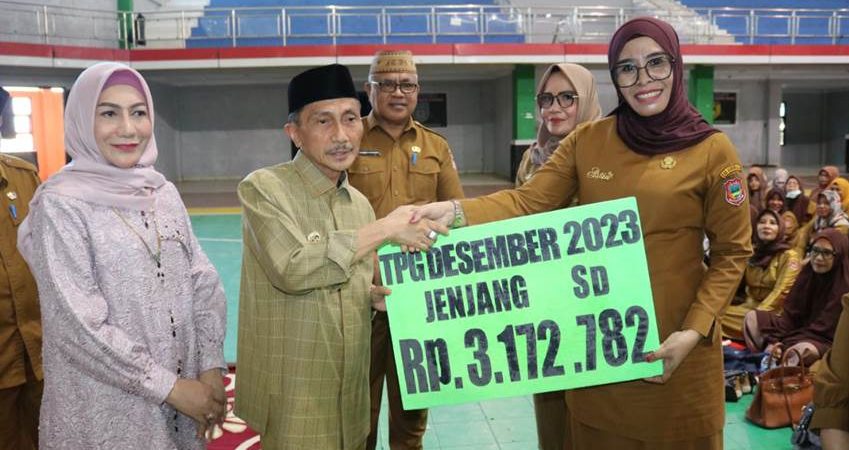 SIMBOLIS. Bupati Gorontalo Nelson Pomalingo dan Ketua TP PKK Fory Naway saat menyerahkan secara simbolis tunjangan sertifikasi guru