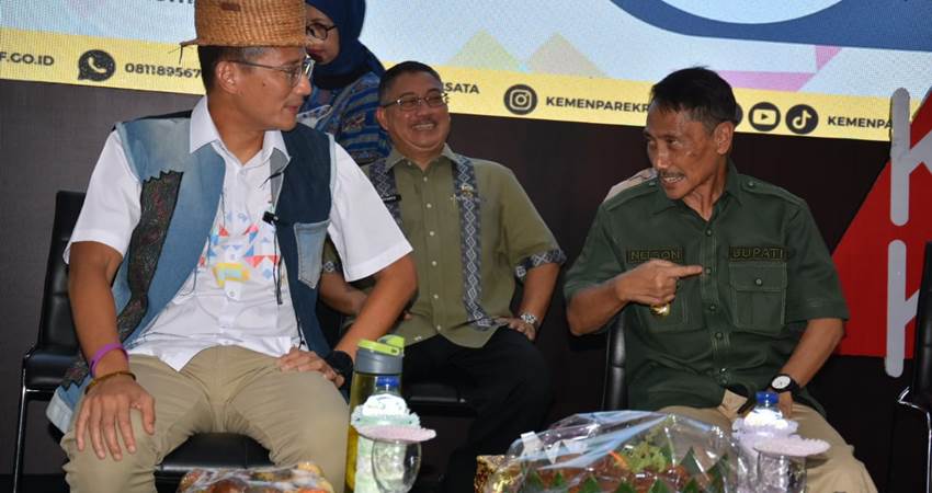 DORONG.Menteri Pariwisata dan ekraf saat berbincang dengan Bupati Gorontalo,di gedug Kasmat Lahay, selasa (27/2)