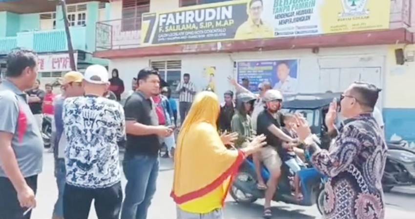 Penghadangan terhadap salah seorang caleg DPRD Provinsi Gorontalo oleh warga Kelurahan Pabean, Kecamatan Hulonthalangi, Kota Gorontalo, baru-baru ini.