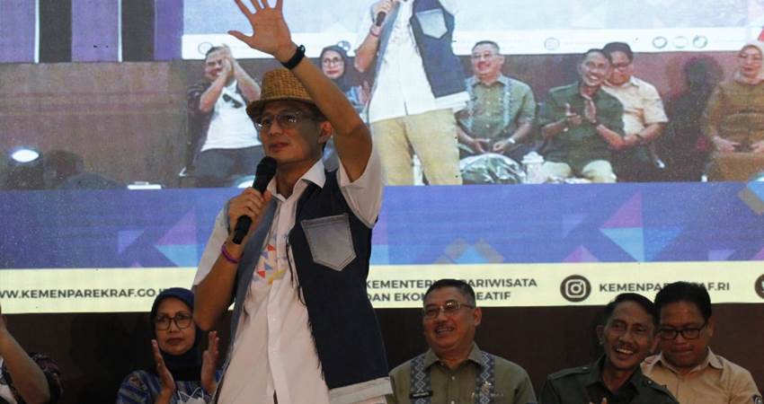Menteri Pariwisata dan Ekonomi Kreatif Sandiaga Uno saat mencanangkan Kabupaten Gorontalo sebagai kabupaten kreatif, Selasa (27/2).