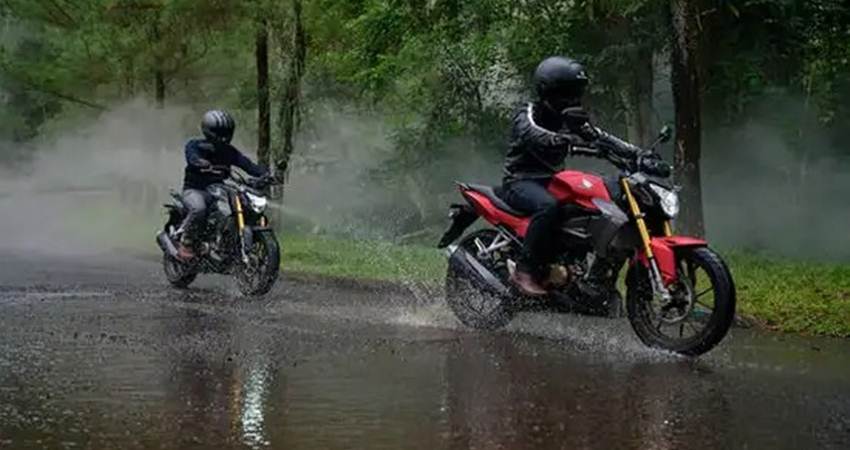 Berkendara Aman Saat Melewati Genangan Air, Berikut Tips dari Honda