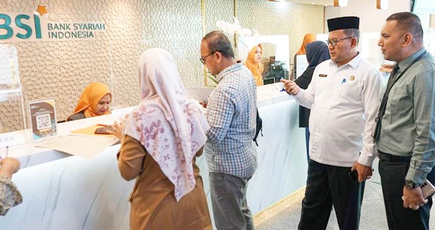 Ilustrasi: Kepala Kantor Wilayah Kementerian Agama Provinsi Aceh Azhari (kedua kanan) memantau langsung calon jamaah haji yang melunasi Biaya Perjalanan Ibadah Haji (Bipih) di Bank Syariah Indonesia (BSI) Kantor Cabang Banda Aceh Diponegoro, Banda Aceh, Selasa (30/1/2024). (ANTARA/Khalis Surry)
