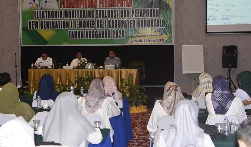 MATERI. Bupati Gorontalo Nelson Pomalingo saat menutup kegiatan e-monep entry aplikasi