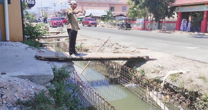 Proyek revitalisasi drainase di ruas jalan Nani Wartabone (eks Jl, Panjaitan) Kota Gorontalo yang kini dalam pengusutan Polda Gorontalo. (Foto: Roy/Gorontalo Post).