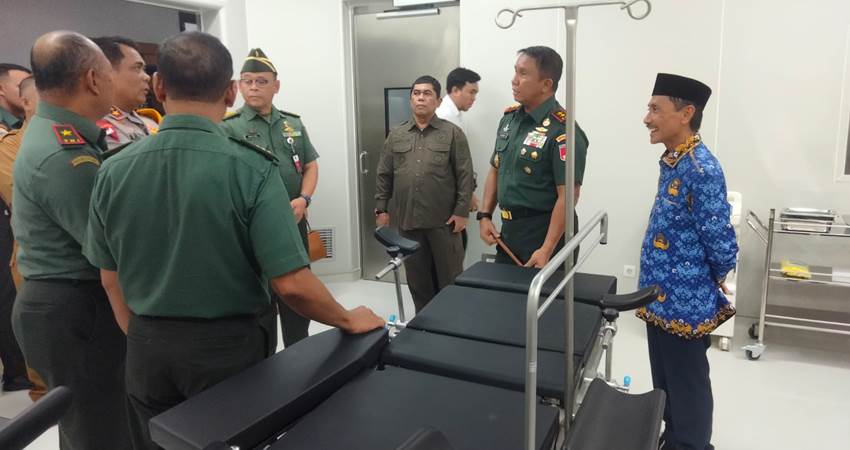 TINJAU. Bupati Gorontalo Nelson Pomalingo saat meninjau kondisi dalam ruang inap RS tingkat lV dr Eddy Kounang, seusai diresmikan kemarin