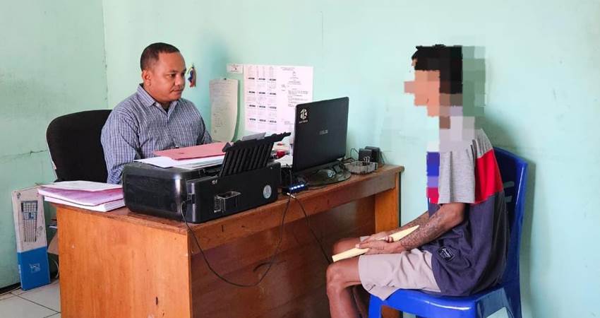 INTEROGASI - Oknum warga Kota Palu, Provinsi Sulawesi Tengah berinisial SP (36), saat diinterogasi tim Satuan Reserse Narkoba Polresta Gorontalo Kota, usai tertangkap tangan memiliki narkotika golongan satu jenis sabu-sabu.