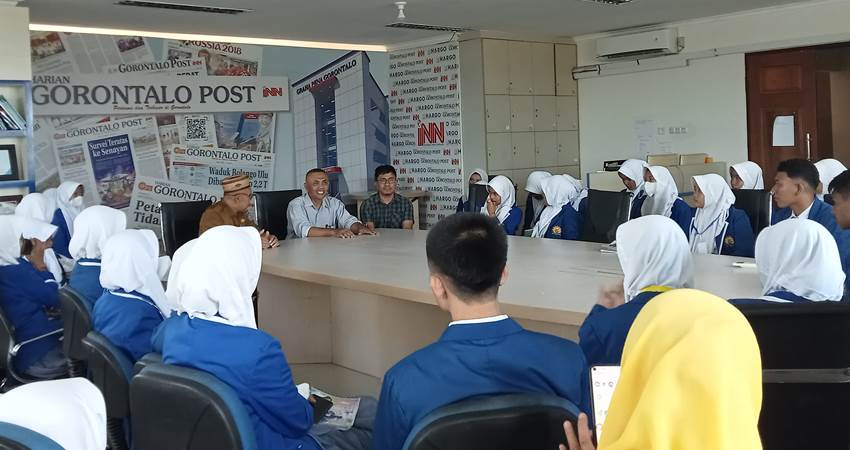 TAMU REDAKSI : Siswa dan siswi SMA Negeri 1 Paguyaman, saat berkunjung ke Gorontalo Post, senin (4/3). (foto : suci /mg / gorontalopost)