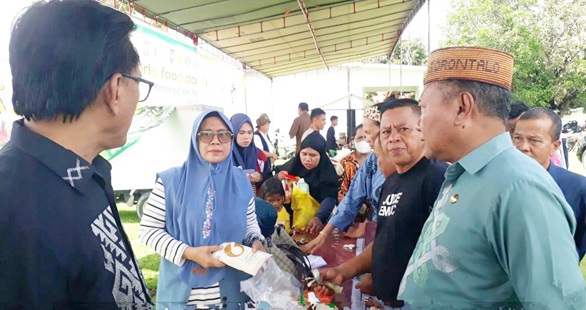 Asisten II Provinsi Gorontalo Dr. Ir. Hi. Yosef P. Koton, M.Si didampingi Kadis Pangan Ramdan Pade dan pihak PT PG Gorontalo Sartin Djou saat meninjau stand PT PG Gorontalo yang menjual gula harga subsidi pada pasar murah di Kelurahan Wongkaditi, Kota Gorontalo, belum lama ini. (F: Roy Gorontalo Post)