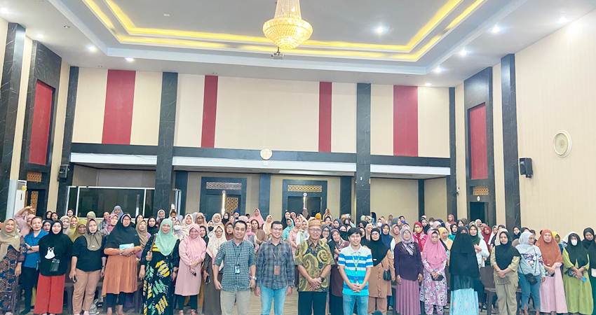 Foto bersama Sekda Kota Gorontalo, bersama pihak PNM Cabang Manado dan juga seluruh nasabah yang ikut pelatihan Mba Maya, Sabtu (16/3/2024)(F. Diyanti/Gorontalo Post)