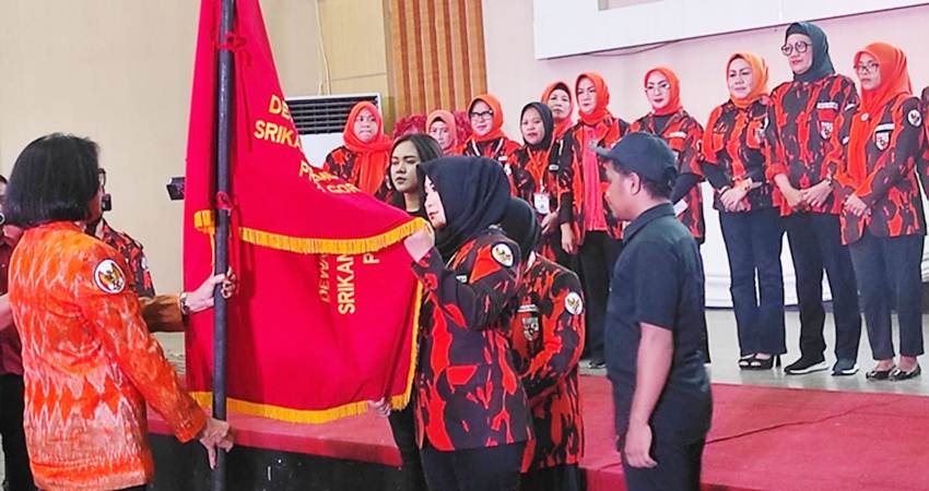 Rakhmatiyah Deu bersama pengurus DPW Srikandi Pemuda Pancasila Provinsi Gorontalo periode 2024-2029 dilantik oleh Sekjen DPN Srikandi Pemuda Pancasila Ir. Irma Susanny Harahap MM, Kamis (8/3/2024) belum lama ini. (Foto: Roy/Gorontalo Post).