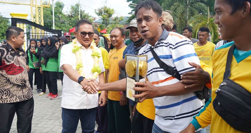Caption: Wali Kota Gorontalo, Marten Taha yang membawa pulang piala Adipura disambut dengan penuh suka cita oleh pasukan kuning, Jumat (8/3/2024).