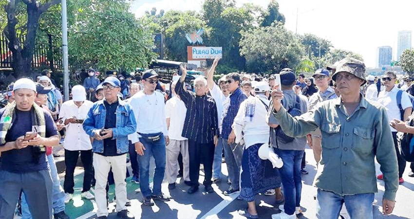 Tokoh Nasional M. Din Syamsuddin dan Moh Jumhur Hidayat memimpin aksi demostrasi tuntut DPR Gunakan Hak Angket. Foto: GPKR