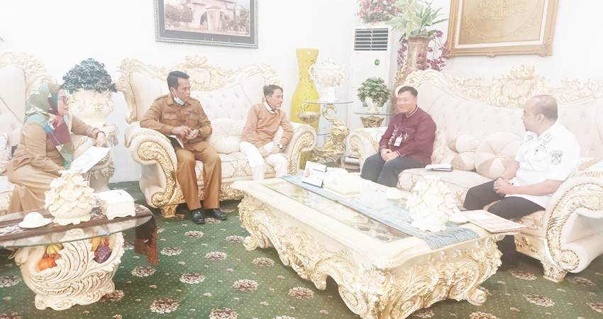 TERIMA. Bupati Gorontalo menerima audiensi dari Pemerintah Provinsi dalam hal ini Kepala Dinas Perhubungan dan kepala Kantor BLU UPJ Djalaludin Gorontalo