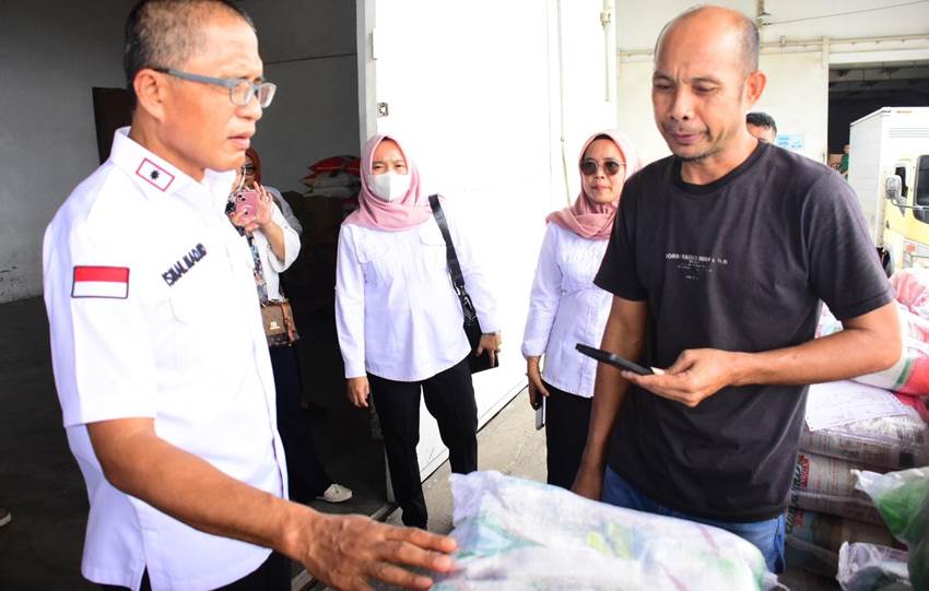 Sekda Kota Gorontalo, Ismail Madjid ketika meninjau stok beras di gudang Bulog Gorontalo, Rabu (28/2/2024). (Foto: Prokopim)