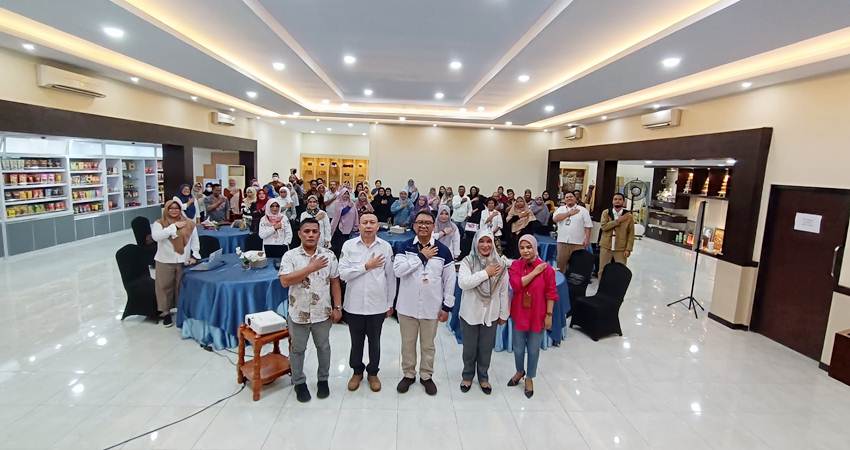 UMKM NAIK KELAS : KPw BI Gorontalo, Dian Nugraha, bersama pelaku UMKM pada kegiatan Diseminasi Data BISAID dan Business Matching Pembiayaan UMKM, Rabu (27/3). (foto : dok / BI untuk Gorontalo Post)