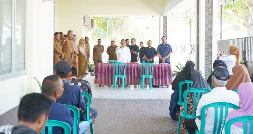 Suasana penyaluran BPNT di Kecamatan Dumbo Raya yang disaksikan langsung ole Wali Kota Gorontalo, Marten Taha, Selasa (19/3/2024)