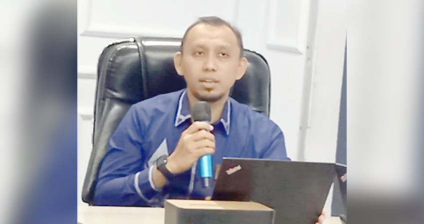 Kepala kantor BPJS Kesehatan cabang Gorontalo Djamal Adriansyah saat menggelar konferensi pers terkait kemudahan layanan BPJS Kesehatan selama cuti bersama dan libur lebaran 2024. Senin,(25/03) (Foto Lidya/Gorontalo Post)