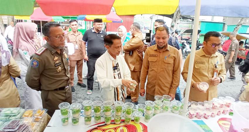 DAMPINGI. Bupati Gorontalo Nelson Pomalingo mendampingi BPOM Gorontalo saat uji sampel makanan takjil di bawah menara Limboto