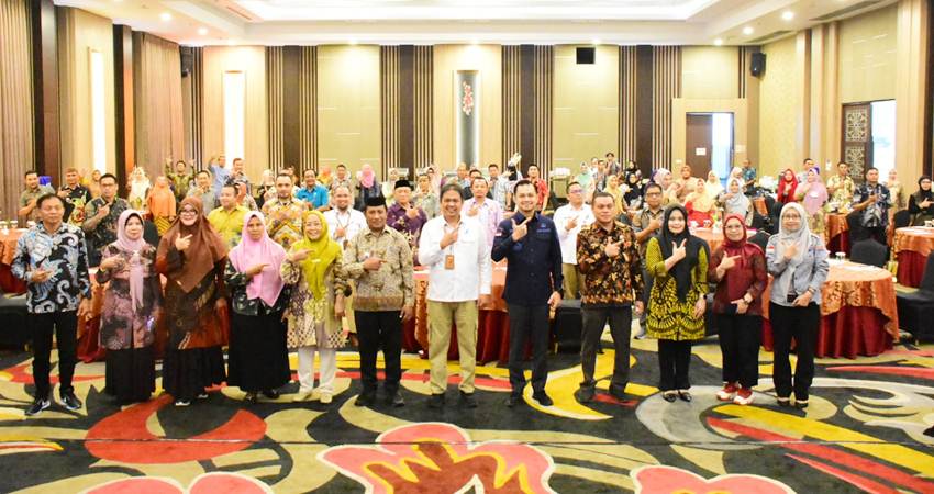 Kepala BPOM Gorontalo Stepanus Simon berpose dengan unsur Pemkot Gorontalo dan sejumlah stakeholder lainnya.(Foto: dok/BPOM Gorontalo).