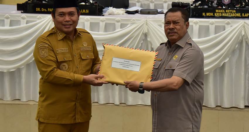 Pj Gubernur Ismail Pakaya menyerahkan dokumen Laporan Keterangan Pertanggungjawaban (LKPJ) tahun 2023 kepada Ketua DPRD Provinsi Gorontalo, Paris Jusuf, di ruang rapat paripurna, Senin (4/3). (Foto – Andika/pemprov)