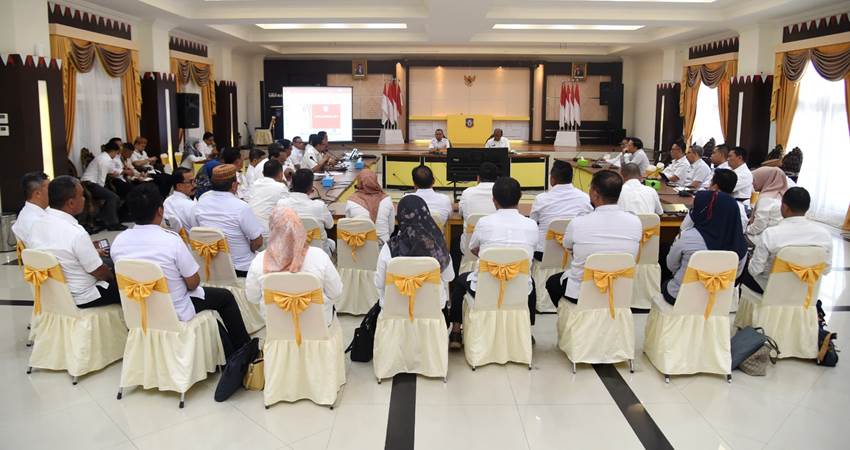 Suasana Rapim OPD Pemprov Gorontalo yang dipimpin oleh Penjagub Ismail Pakaya di aula rumah jabatan gubernur, Rabu (13/3). (Foto : Haris/diskominfotik)