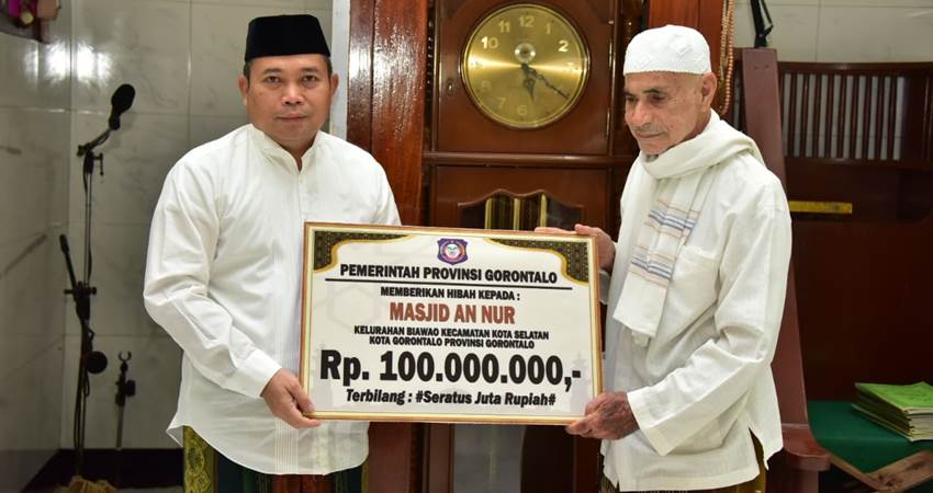 BANTUAN MASJID : Pj Gubernur Ismail Pakaya menyerahkan bantuan hibah untuk Masjid An-Nur, Biawao, Kota Gorontalo, Ahad (17/3). (foto : andika / diskominfotik)