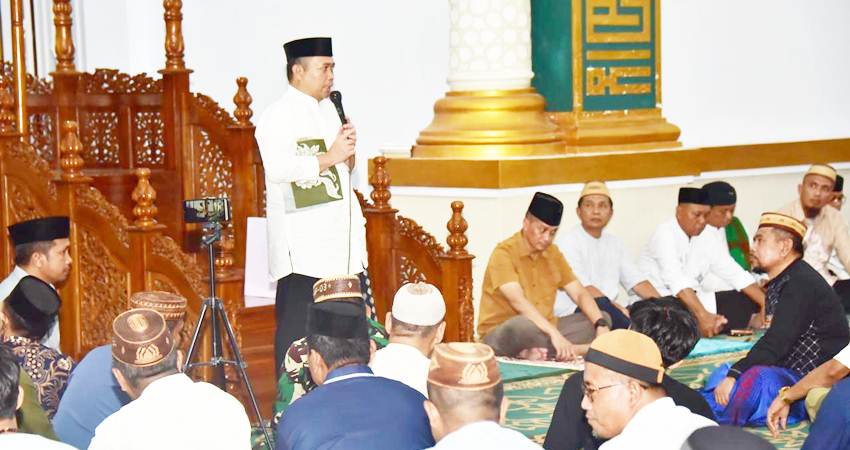 PJ Gubernur Gorontalo, Ismail Pakaya, saat memberikan sambutan pada Safari Ramadan yang berlangsung di Kabupaten Pohuwato, Selasa (19/3). (foto : dok / pemprov)