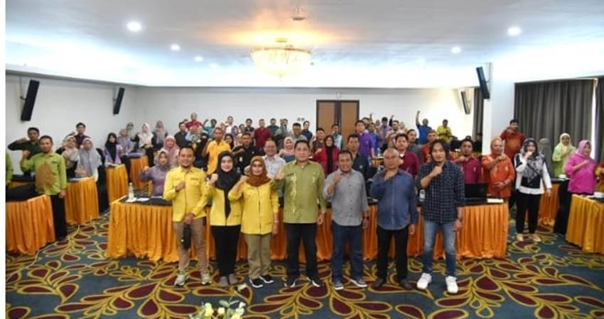 Foto bersama pada penutupan Bimtek PPID di Hotel Sutan Raja Kotamobagu, Sulawesi Utara, Kamis (29/2/2024). (Foto : Nova)