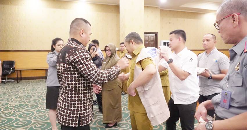 Penyematan Rompi oleh Dirjen Hak Asasi Manusia RI, Dhahana Putra, kepada Pj Gubernur Gorontalo, Ismail Pakaya, selaku Ketua dan tim Gugus Tugas Daerah (GTD) Bisnis dan HAM Provinsi Gorontalo, Selasa (26/3). (Foto – Nova / Diskominfotik )