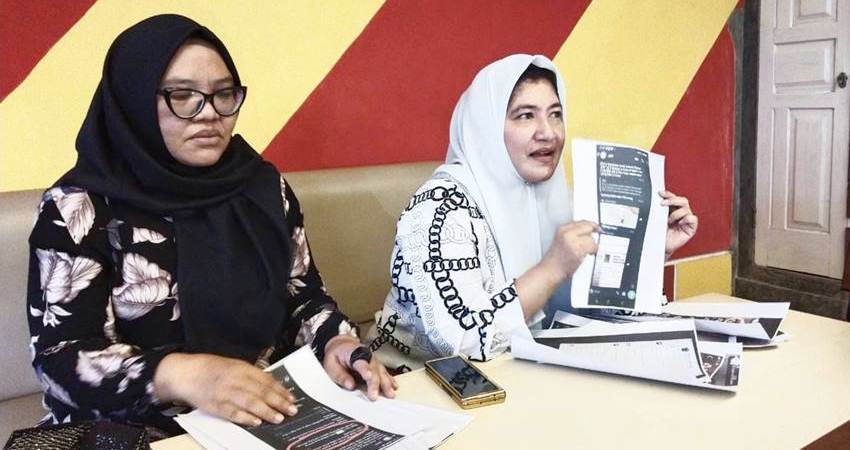 Calon Legislatif di Dapil 1 Kota Gorontalo, Kristina Bahsoan, membeberkan bukti dugaan pelanggaran yang telah disampaikan ke Bawaslu Kota Gorontalo. (Foto: Iwan/hargo)