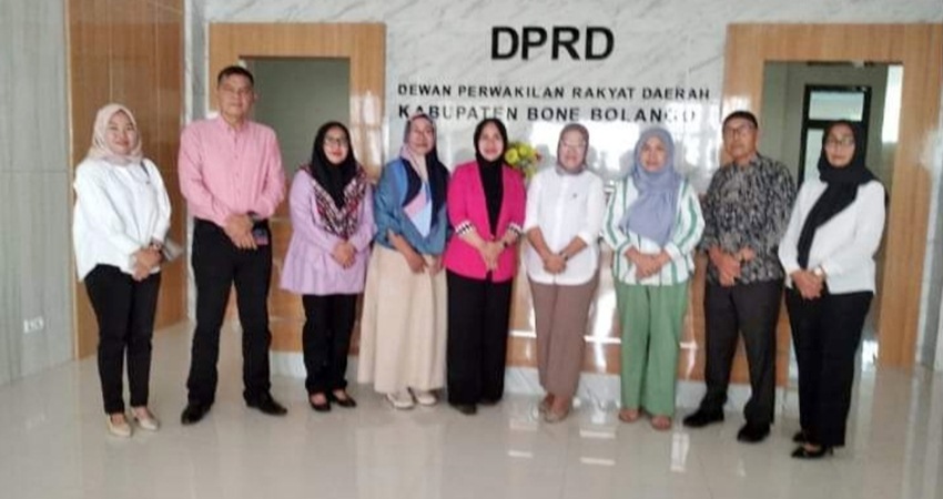 kabag Umum dan keuangan Hasnah Abukasi dan kabag persidangan Magda Kaluara menerima rombongan kunker DPRD Bolaang Mongondow Timur kemarin(foto Humas)