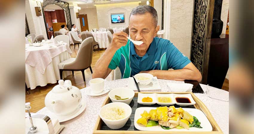 Dahlan Iskan menyantap ayam Hainan.--