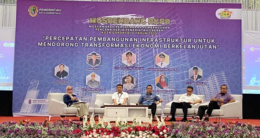 Erman Latjengke saat menjadi narasumber pada kegiatan Musrenbang RKPD tingkat Kota Gorontalo Tahun 2024, di GPCC, Rabu (20/3/2024) (F. Diyanti/Gorontalo Post)