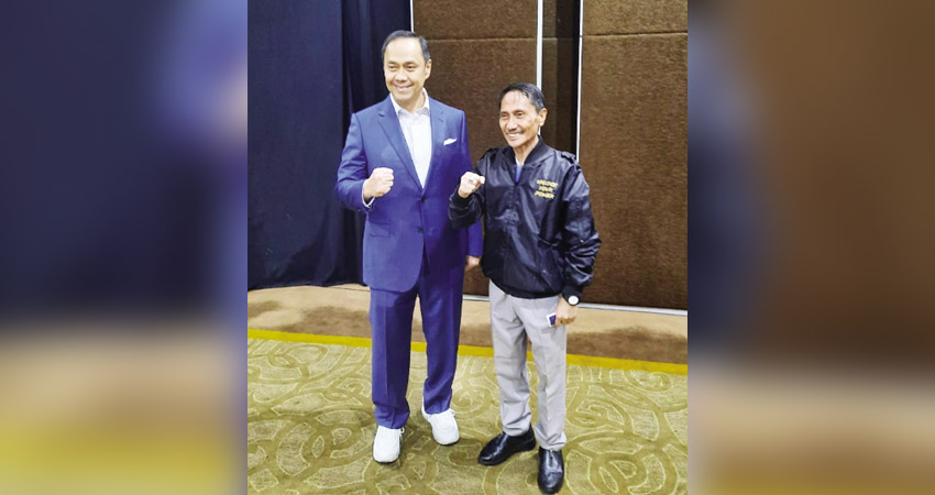 FOSE.Ary Ginanjar Agustian adalah seorang motivator, pengusaha, dan pendidik Indonesia. Ary terkenal sebagai pelopor konsep ESQ mendirikan ESQ Business School saat foto bersama dengan Bupati Gorontalo Nelson Pomalingo