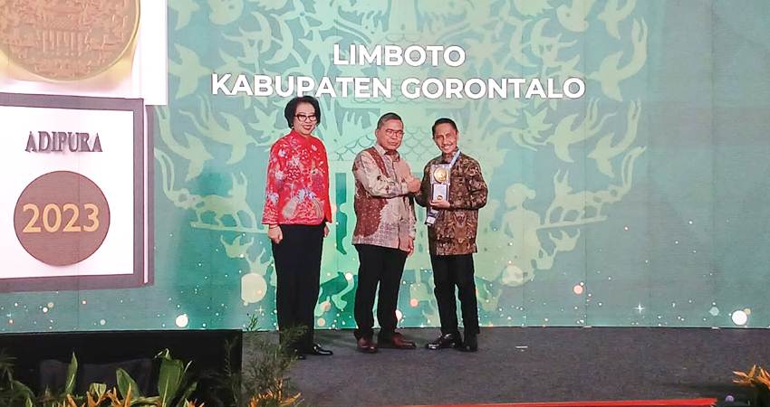 PENGHARGAAN. Bupati Gorontalo Nelson Pomalingo saat menerima penghargaan dari Kementrian Lingkungan Hidup, atas diraihnya penghargaan Adipura.