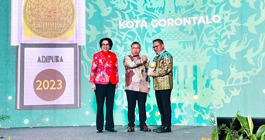 Wali Kota Gorontalo, Marten Taha ketika menerima penghargaan Adipura yang diserahkan Alue Dohong di Auditorium Dr. Soedjarwo Gedung Manggala Wanabakti Direktorat Penanganan Sampah, Selasa (5/3/2024). (Foto: Prokopim)