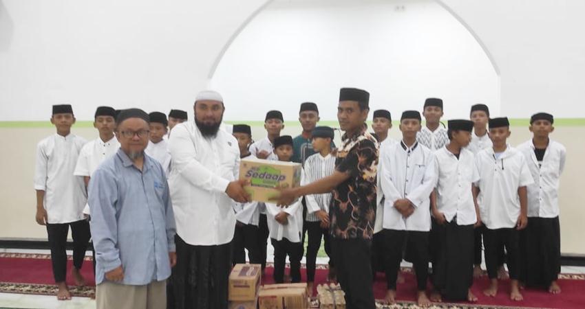 Ketua BTM Al Kautsar Ustadz Khalid Walid Lc., M.Pd didampingi Wakil Ketua Zainudin Bonok, ST.,MT saat menyerahkan bantuan sosial kepada para anak yatim piatu Panti Asuhan Moosalamati belum lama ini.