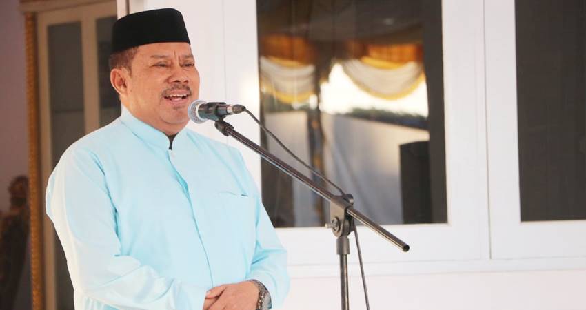 Ketua Deprov Gorontalo Paris Jusuf memberikan sambutan pada kegiatan buka puasa bersama pimpinan dan anggota Deprov serta Sekretariat Deprov, di Rudis Ketua Deprov, kemarin (24/5). (Humas)