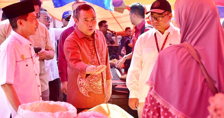 Pj Gubernur Ismail Pakaya didampingi Bupati Gorontalo Nelson Pomalingo dan Kepala Bank Indonesia Gorontalo, Dian Nugraha, saat melakukan operasi pasar guna meninjau harga-harga bahan pokok yang ada di Pasar Tradisional Limboto, pada Kamis (21/3). (Foto – Mila/diskominfotik)