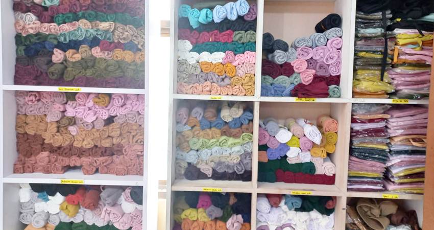 Jilbab yang dijual di salah satu toko di Kota Gorontalo.