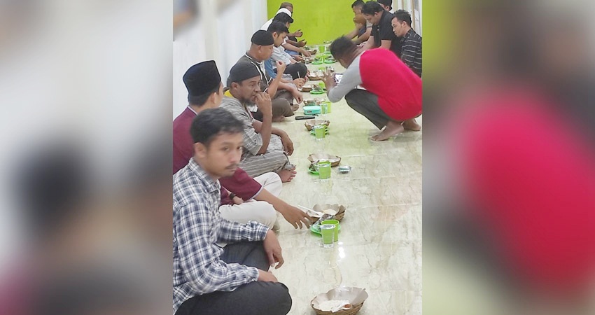 Suasana Bukber di Masjid Al Kautsar Jalan Barito Kelurahaan Bulotadaa Timur, Sipatana Kota Gorontalo, hari ke dua Ramadan Rabu (13/3/2024). (Foto: Roy/Gorontalo Post).